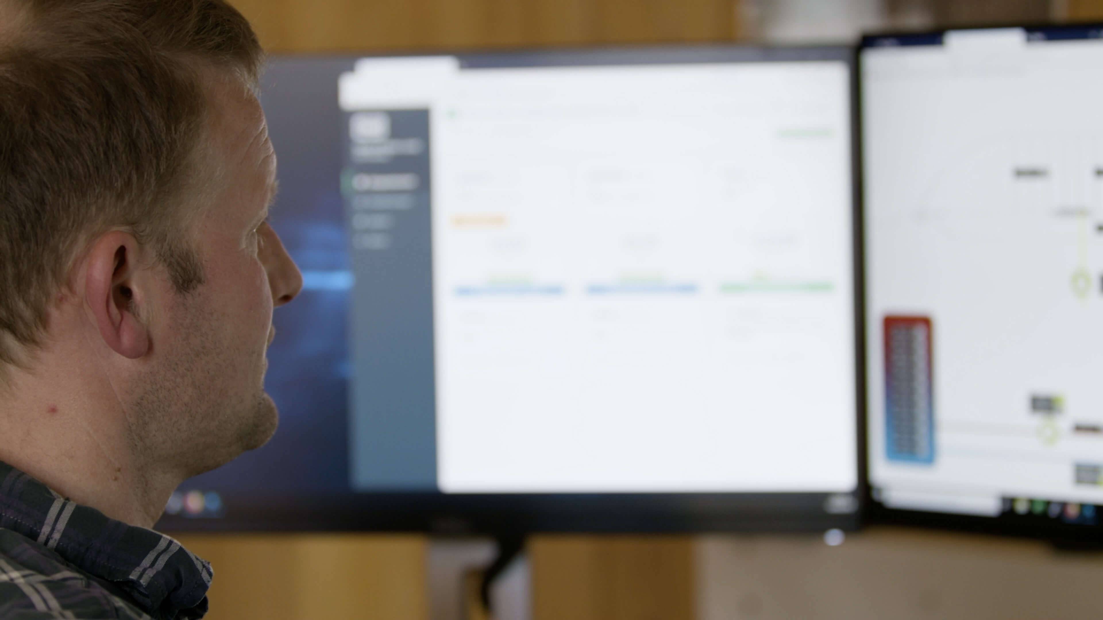 Mitarbeiter_vor_Bildschirm